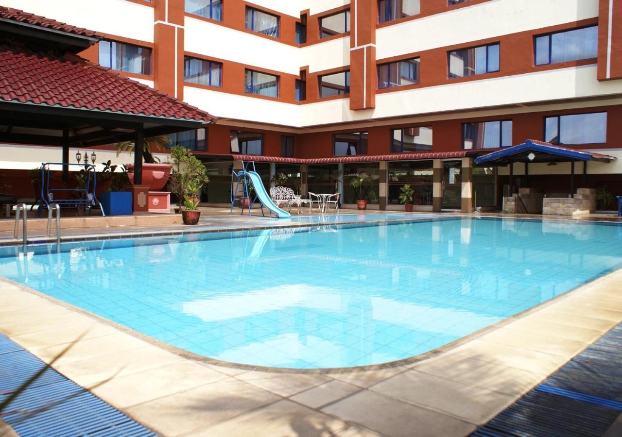 Hotel Soechi International Medan Exteriör bild