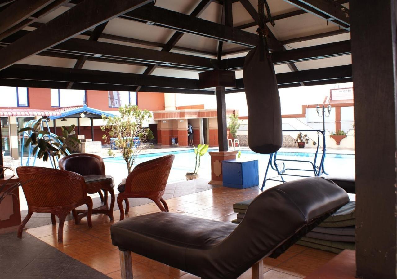 Hotel Soechi International Medan Exteriör bild