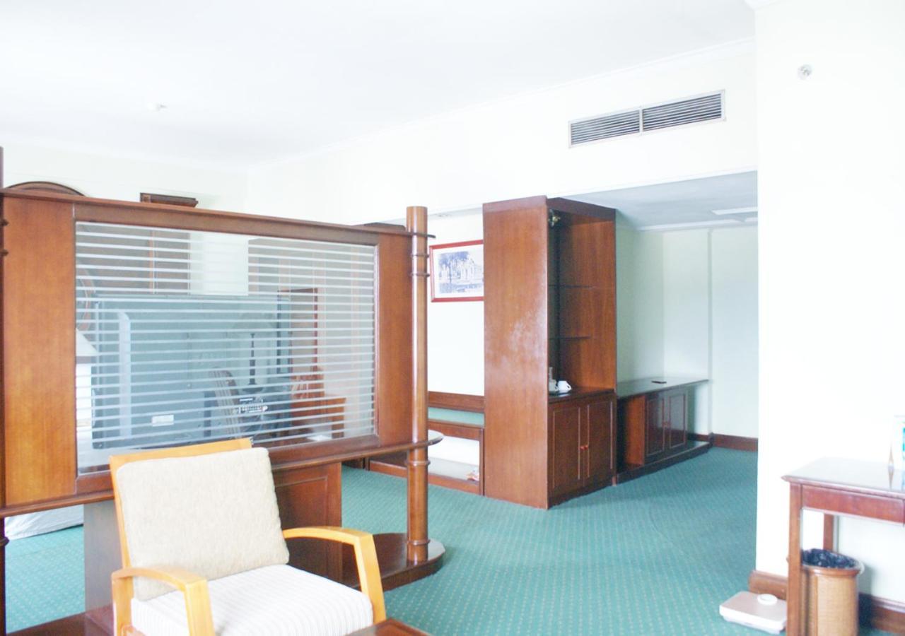 Hotel Soechi International Medan Exteriör bild